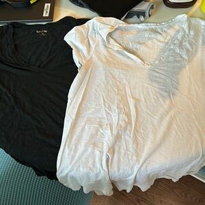 EUC Lilly Pulitzer black and white v neck t-shirts medium